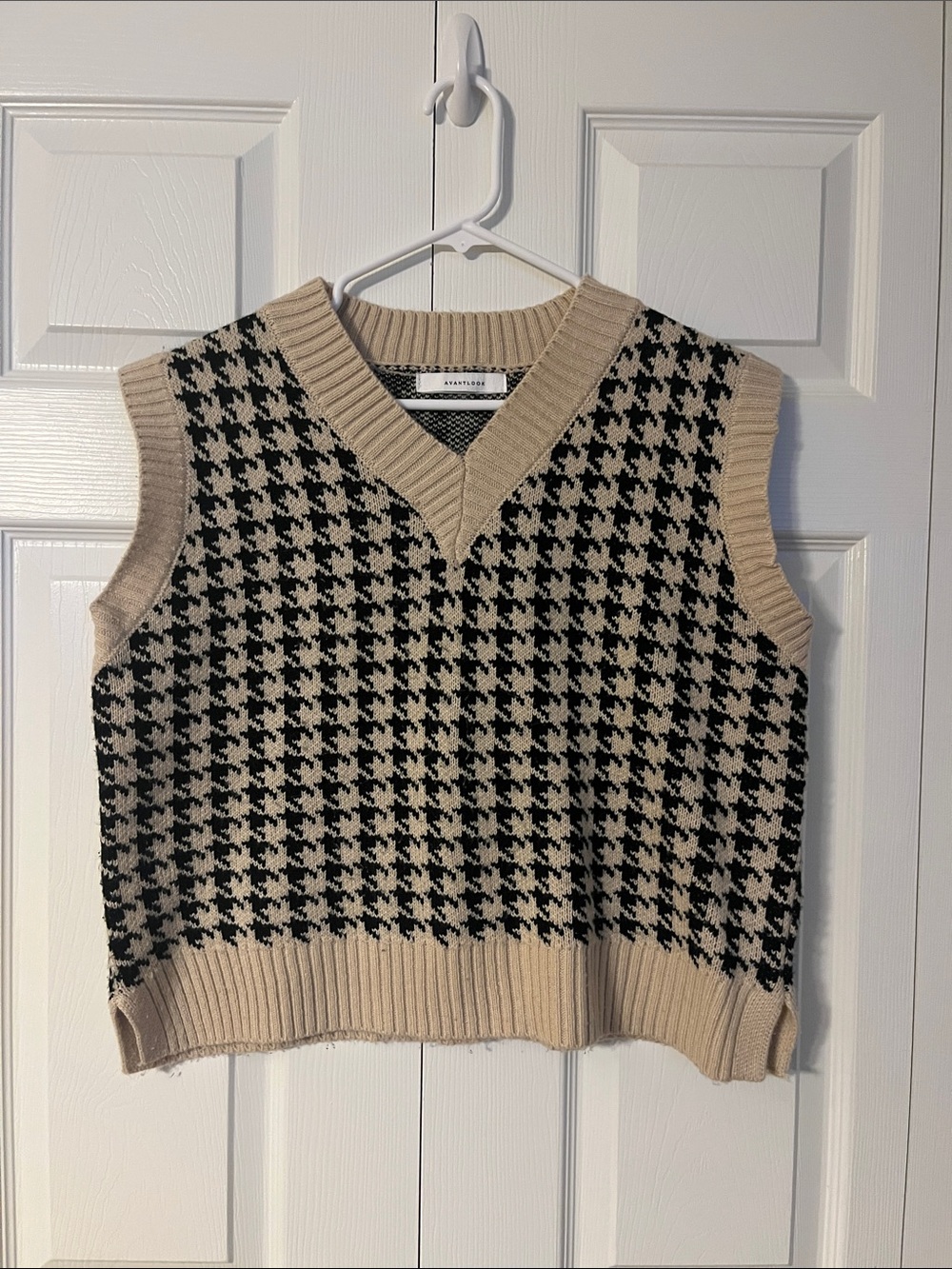 Houndstooth V-Neck Sweater Vest in Beige and Black - AVANTLOOK